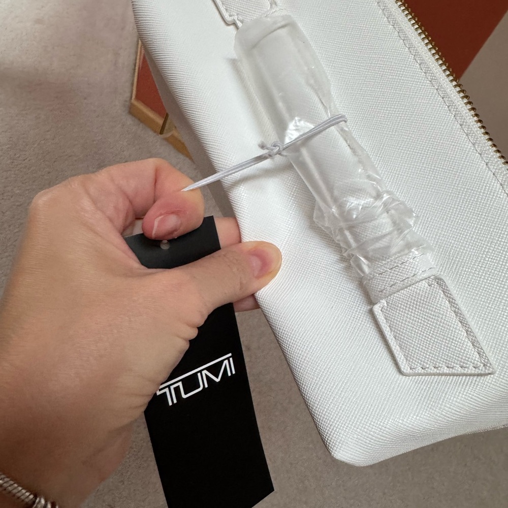 TUMI White Travel cosmetic Bag new - Picture 9 of 9